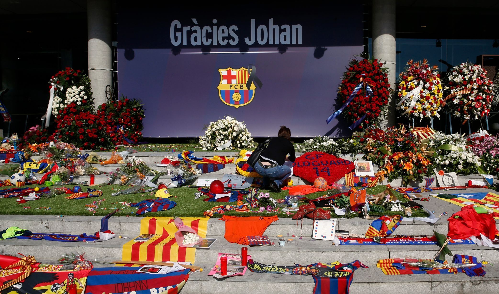 Fanoušci Barcelony uctívají Johana Cruyffa