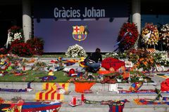 Cruyffovi vzdalo hold na stadionu v Barceloně přes 50 tisíc lidí