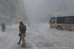 Východ USA jen obtížně zvládá sněhovou kalamitu a mrazy. Rušily se lety, Boston zavřel školy