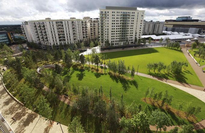 Victory Park in the Olympic Village, built for the London 2012 Olympic Games, is seen in Stratford, east London June 30, 2012. The village will accomodate up to 16,000 athletes and officials from more than 200 nations. REUTERS/Olivia Harris (BRITAIN - Tags: SPORT OLYMPICS BUSINESS CONSTRUCTION CITYSPACE) Published: Čer. 30, 2012, 12:16 odp.