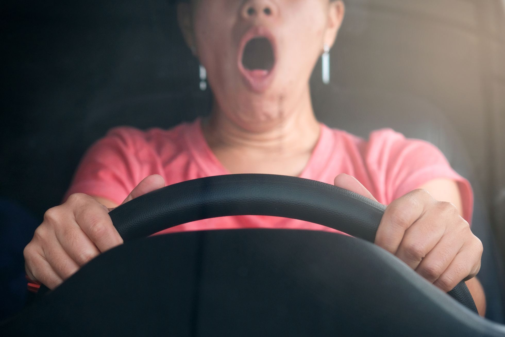 Řidička, žena za volantem, riziko nehody