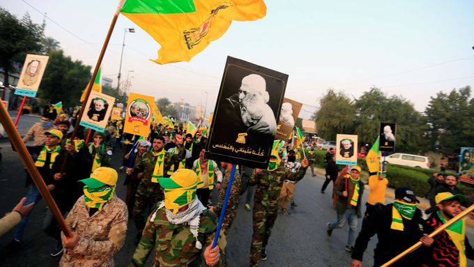 Šíitská skupina Katáib Hizballáh se shromáždila ke smutečnímu průvodu za Kásema Solejmáního v Bagdádu.