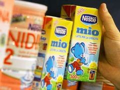 Italská policie zadržela 30 tisíc litrů dětského mléka Nestlé. Má podezření na kontaminaci chemickou látkou ITX.