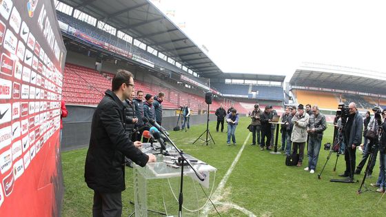 Podívejte se na obrázky z netradiční tiskové konference. Sparta vzala novináře tentokrát na trávník Generali arény.