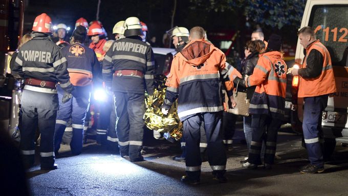 Záchranáři zasahují u požáru v bukurešťské diskotéce.