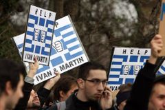Čeští vývojáři zadržení v Řecku můžou domů. Na kauci