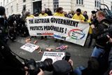 Demonstranti před soudní budovou: "Rakouská vláda chrání pedofily".
