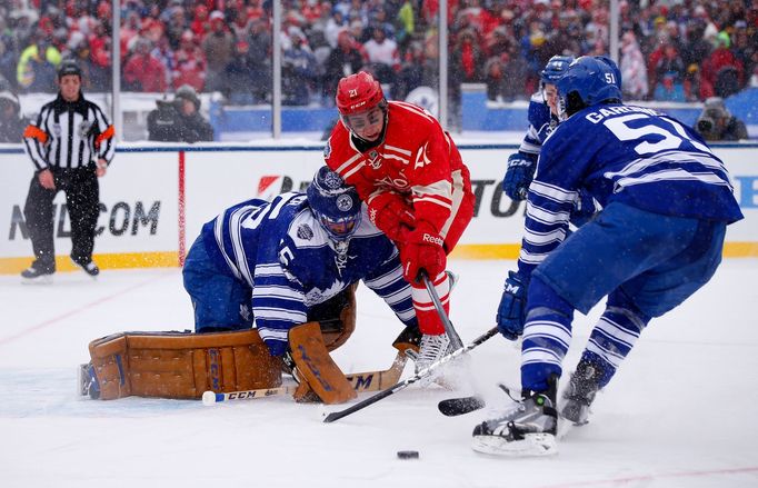 NHL Winter Classic, Detroit-Toronto: Tomáš Tatar (21) - Jonathan Bernier (45) a Jake Gardiner (51)