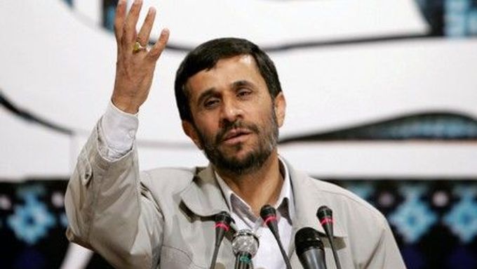 "Dobyli jsme tuto horu! Tento tunel je počátkem naší spolupráce. Nechť má zářnou budoucnost!" - recituje Mahmúd Ahmadínežád, zatímco podlaha nehotového tunelu se zaplavuje vodou.