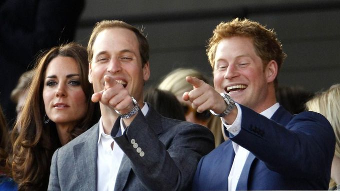 Novomanželé z Cambridge a prince Harry.