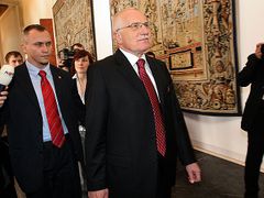 Prezidentský kandidát Václav Klaus opustil své stanoviště.