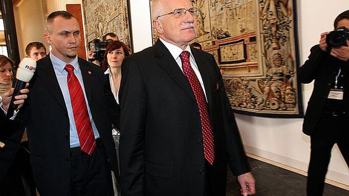 Prezidentský kandidát Václav Klaus opustil své stanoviště.