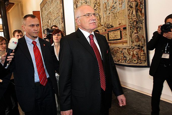 Prezidentský kandidát Václav Klaus opustil své stanoviště.