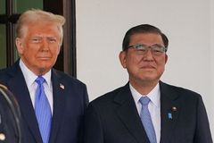 Japonský premiér čelí kritice za neúčast na summitu NATO. Chtěl se vyhnout Trumpovi