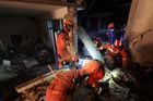 Zemětřesení v Číně zabilo nejméně 126 lidí, záchranáři pátrají v mrazu po přeživších