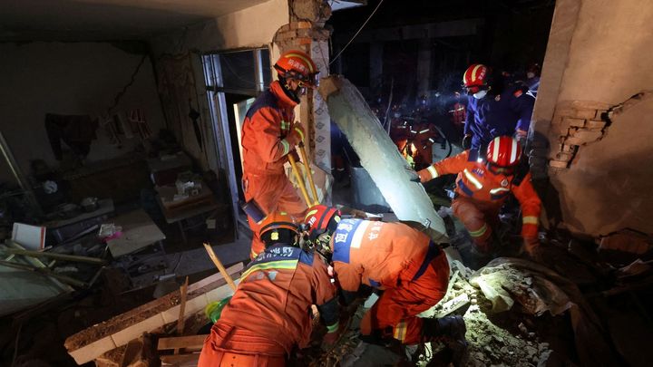 Zemětřesení v Číně zabilo nejméně 118 lidí, záchranáři pátrají v mrazu po přeživších