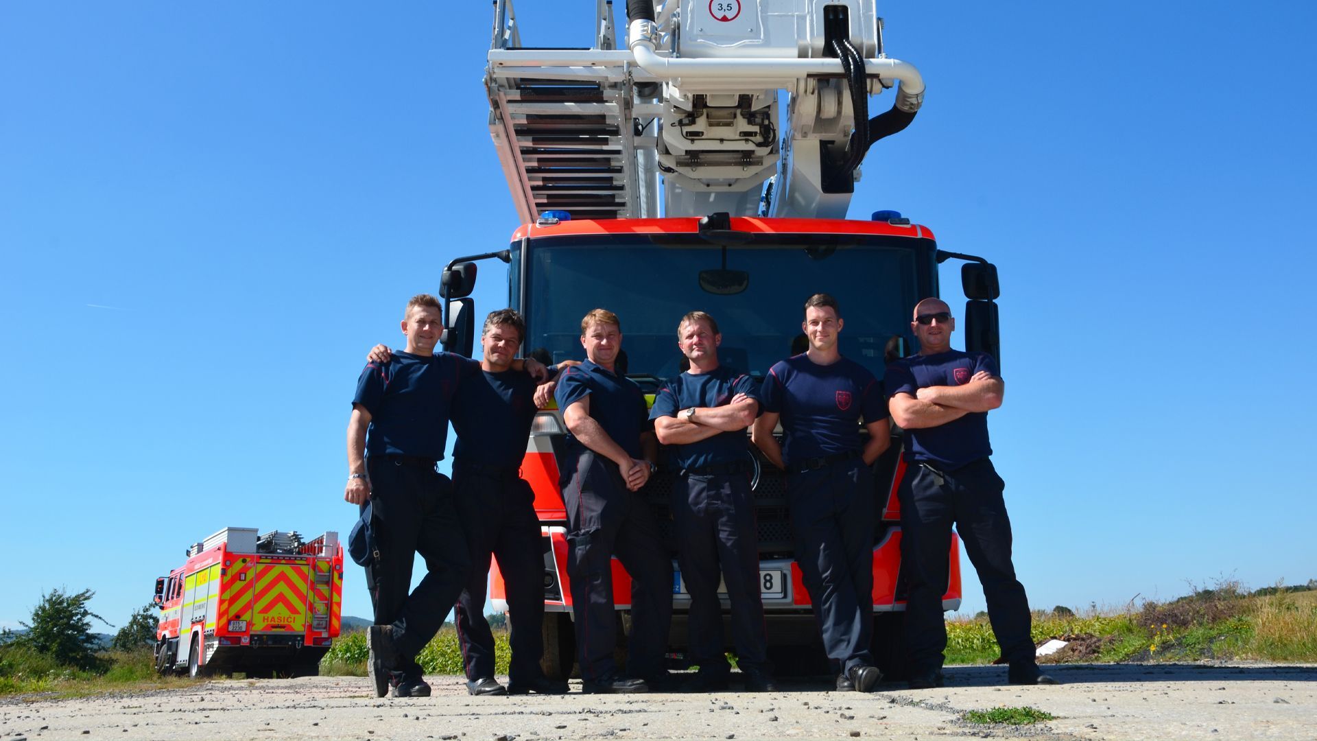 Hasič Vlastimil Kremel z Novojičínska zasahoval během dvaceti let téměř u dvou tisíc výjezdů. Snímky ho zachycují při práci. Nyní je vážně nemocný a přátelé pro něj uspořádali sbírku, aby mu pomohli.