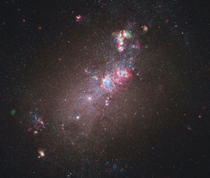 Snímek pořídil 12. května Hubbleův teleskop. Ukazuje trpasličí galaxii NGC 4214 známou tím, že obsahuje velké množství mladých hvězd a horkého vodíku.