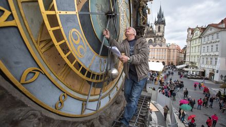 Tajemný vzkaz z minulého století. Co se našlo při rekonstrukci pražského orloje?