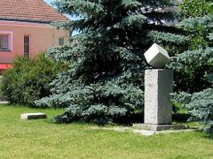 Pomník v Dačicích, kde spatřila světlo světa první kostka cukru