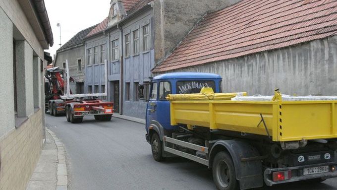 Takhle vypadá doprava ve městě dnes.Vjezd do středověkého města vyžaduje opatrnost, nesplňuje parametry dopravních inženýrů.