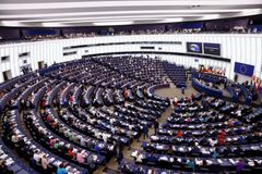 Europoslanci smetli české výhrady, přijali nejpřísnější klimaplán