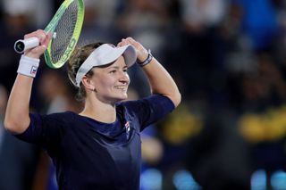 Barbora Krejčíková po vítězství ve finále turnaje v Dubaji.