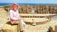 Lynn Stephensonová ve starověkém římském divadle v Leptis Magna, což je významné archeologické naleziště v Libyi. Leptis Magna bylo jedním z nejvýznamnějších měst římské říše v severní Africe, známé svou zachovalou architekturou včetně amfiteátrů, baziliky a tržnic.