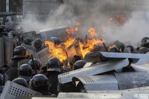 FOTO: V centru Kyjeva se válčí. Na ulicích leží ranění