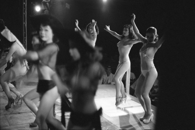 Striptýzová show v Tokiu v roce 1951.