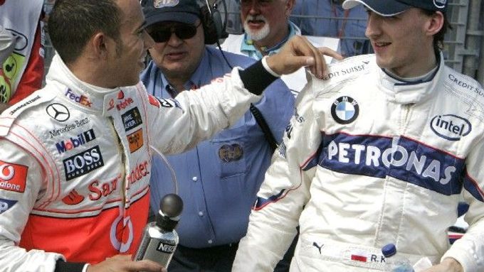 Robert Kubica v diskusi s mistrem světa Lewisem Hamiltonem