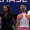 Sestřih zápasu mezi sestrami Williamsovými a Lindou Noskovou a Lucií Hradeckou na US Open.