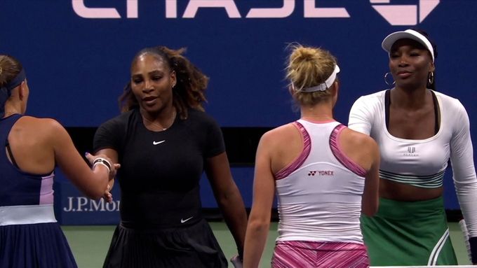Sestřih zápasu mezi sestrami Williamsovými a Lindou Noskovou s Lucií Hradeckou na US Open.