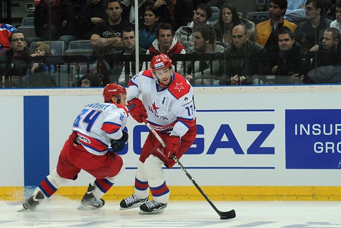 Hokejista CSKA Moskva Pavel Dacjuk v utkání KHL 2012/13 proti Lvu Praha.