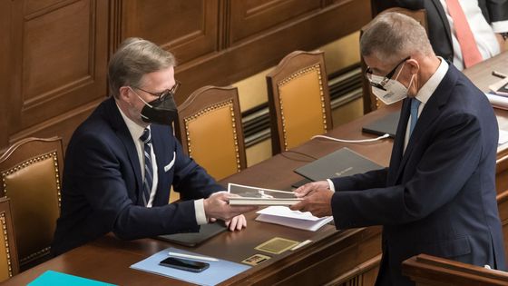 Foto: Selfie, hlava v dlaních i hodinová řeč Babiše a Okamury. Vláda žádá o důvěru