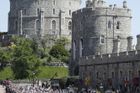 Do Windsoru se údajně sjelo 100 tisíc příznivců britské monarchie a zhruba pět tisíc novinářů.