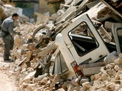 Ještě v neděli to bylo pojízdné auto... Záběr z italské vesnice Onna po zemětřesení.