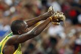 Pozvánka na další Zlatou tretru? Usain Bolt ukazuje své zlaté botky.