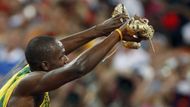 Pozvánka na další Zlatou tretru? Usain Bolt ukazuje své zlaté botky.