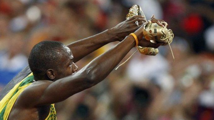 Pozvánka na další Zlatou tretru? Usain Bolt ukazuje své zlaté botky.