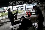 Zbraně jsou v Seattlu vykupovány jak u policejních stánků...