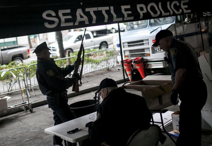 Seattle Police Officer Dean Cass reads off the serial number of weapon sold to the Seattle Police Department during a gun buyback event under I-5 in Seattle, Washington January 26, 2013. Participants received up to a $100 gift card in exchange for working handguns, shotguns and rifles, and up to a $200 gift card for assault weapons. The event lasted from 9 a.m. until shortly after noon, after the event ran out of $80,000 worth of gift cards. REUTERS/Nick Adams (UNITED STATES - Tags: POLITICS CIVIL UNREST) Published: Led. 27, 2013, 12:47 dop.