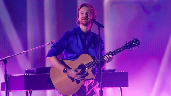 Finneas O'Connell při vystoupení na festivalu iHeartRadio Music.