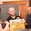 Foto: V Praze se spolu utkali výčepní na tradičním závodě Pinkasova noční můra