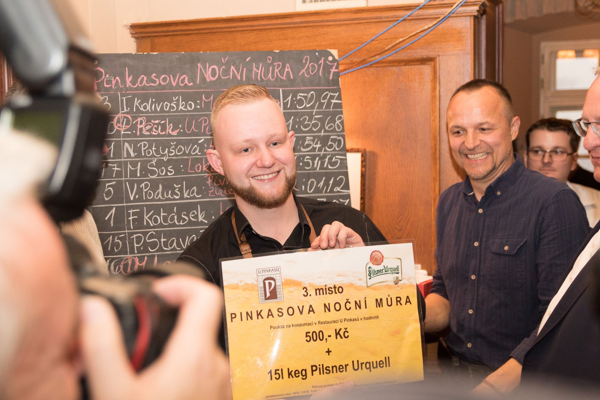 Foto: V Praze se spolu utkali výčepní na tradičním závodě Pinkasova noční můra