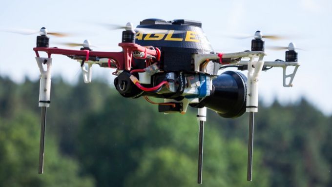 Sestřelování dronů. Systém pro detekci a eliminaci prezentovali vědci z ČVUT