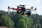 Chytrý dron lapí nepřátelský letoun do sítě, stadion či elektrárnu ochrání i sebevražedným manévrem