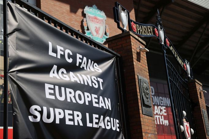 Protesty proti fotbalové superlize před zápasem Leeds - Liverpool.