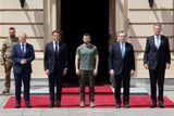 Společný snímek všech státníků v Kyjevě. Zleva německý kancléř Scholz, francouzský prezident Macron, hostitel Zelenskyj, italský premiér Draghi a rumunský prezident Iohannis.