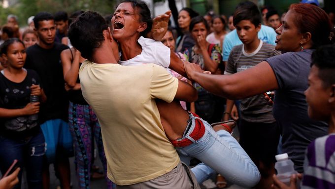 Nepokoje ve venezuelské věznici si vyžádaly desítky mrtvých.